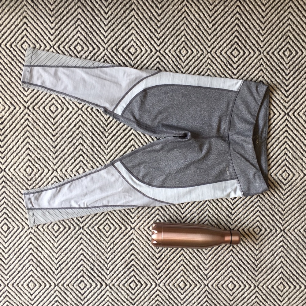 Stellar Grey & White Cropped Leggings  Size S - Picture 3 of 6